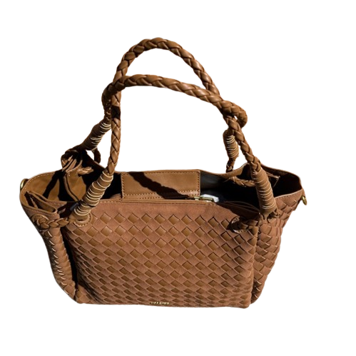 Bolso trenzado elegante con asas dobles y bandolera.