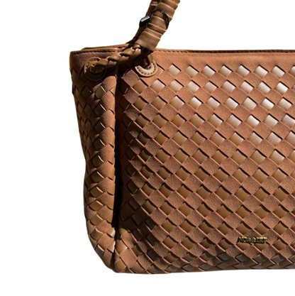 Bolso trenzado elegante con asas dobles y bandolera.