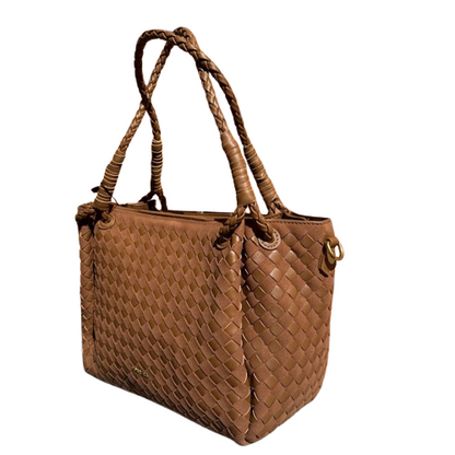Bolso trenzado elegante con asas dobles y bandolera.