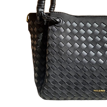 Bolso trenzado elegante con asas dobles y bandolera.