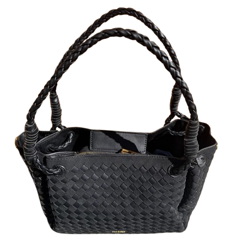 Bolso trenzado elegante con asas dobles y bandolera.