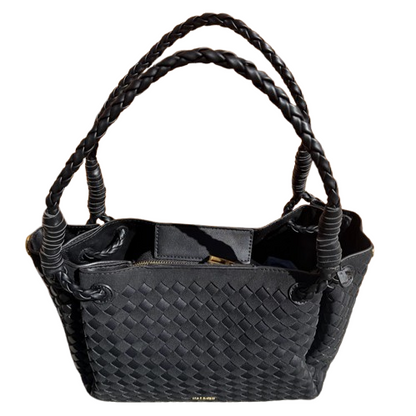 Bolso trenzado elegante con asas dobles y bandolera.