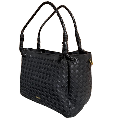 Bolso trenzado elegante con asas dobles y bandolera.