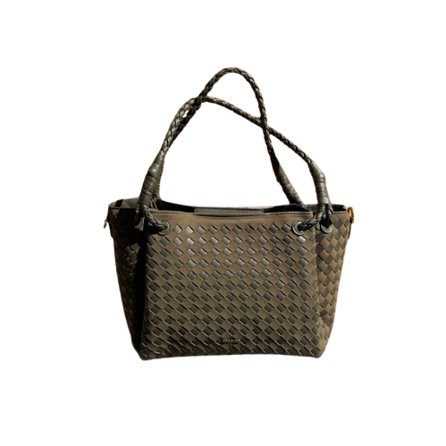 Bolso trenzado elegante con asas dobles y bandolera.