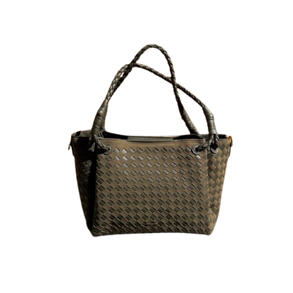 Bolso trenzado elegante con asas dobles y bandolera.