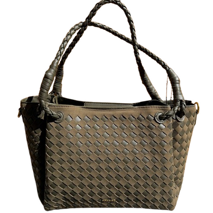 Bolso trenzado elegante con asas dobles y bandolera.