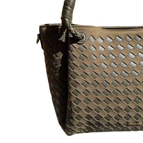 Bolso trenzado elegante con asas dobles y bandolera.