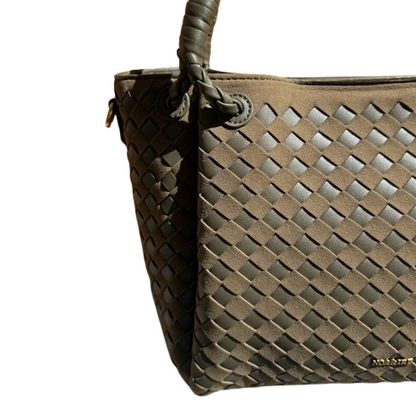 Bolso trenzado elegante con asas dobles y bandolera.