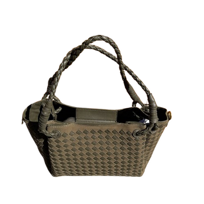 Bolso trenzado elegante con asas dobles y bandolera.