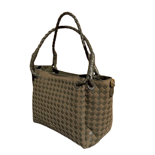 Bolso trenzado elegante con asas dobles y bandolera.