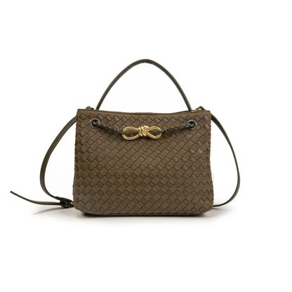 Bolso trenzado de ecopiel con asa de mano y larga, lazo metálico dorado