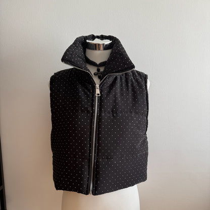 Chaleco acolchado con cremallera y tachuelas pequeñas