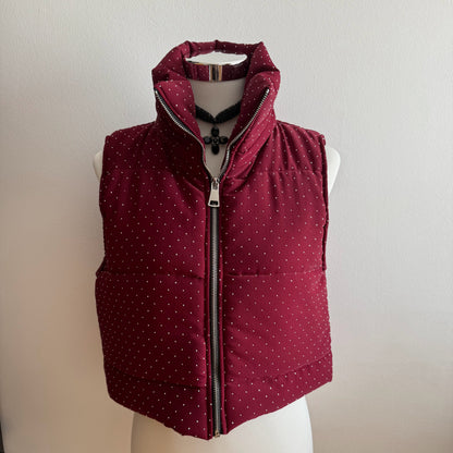 Chaleco acolchado con cremallera y tachuelas pequeñas