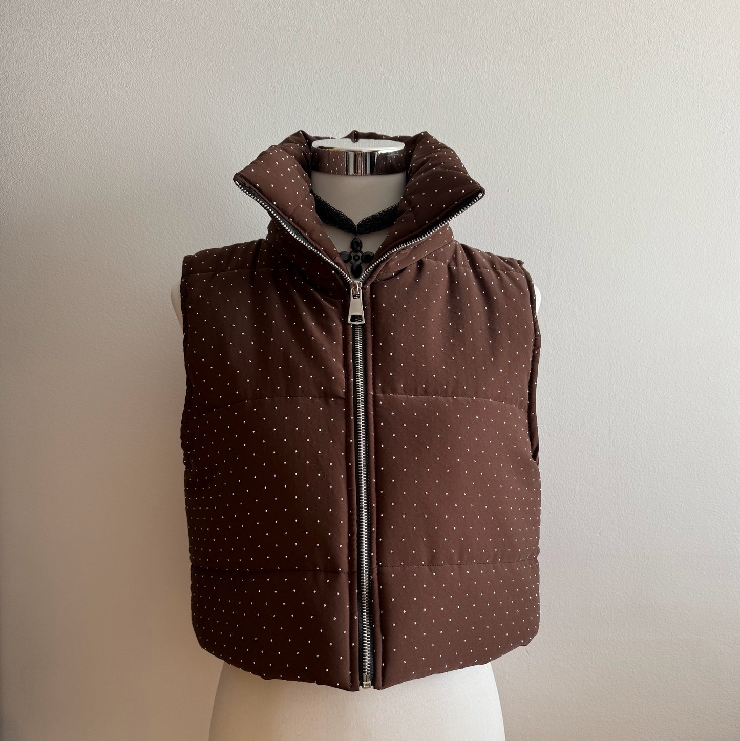 Chaleco acolchado con cremallera y tachuelas pequeñas
