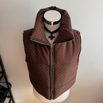 Chaleco acolchado con cremallera y tachuelas pequeñas