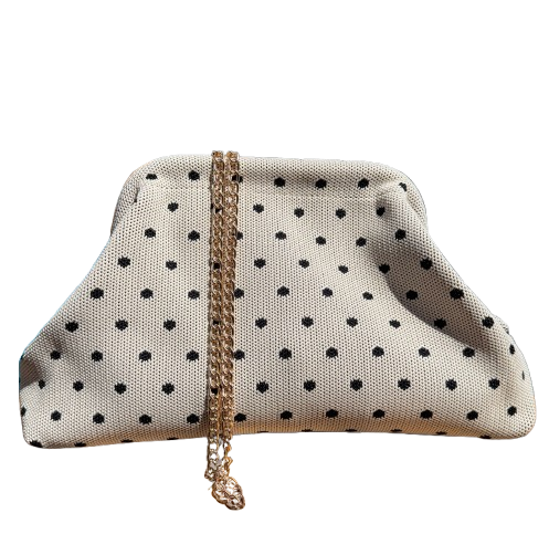 Bolso clutch color crema de lunares con cadena dorada – estilo elegante