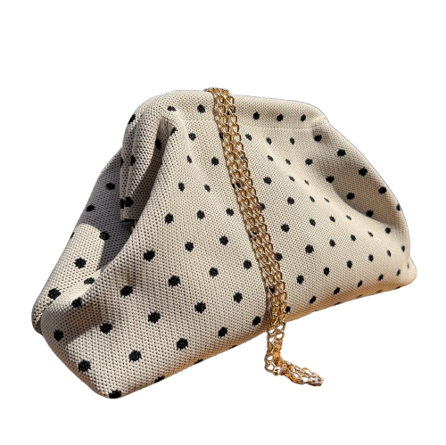 Bolso clutch color crema de lunares con cadena dorada – estilo elegante