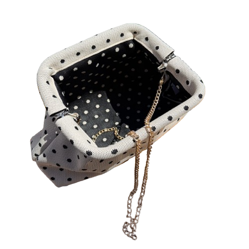 Bolso clutch color crema de lunares con cadena dorada – estilo elegante