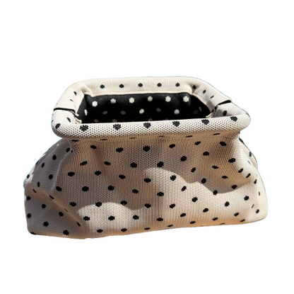 Bolso clutch color crema de lunares con cadena dorada – estilo elegante