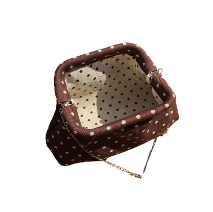 Bolso clutch marrón lunares con cadena dorada – estilo elegante