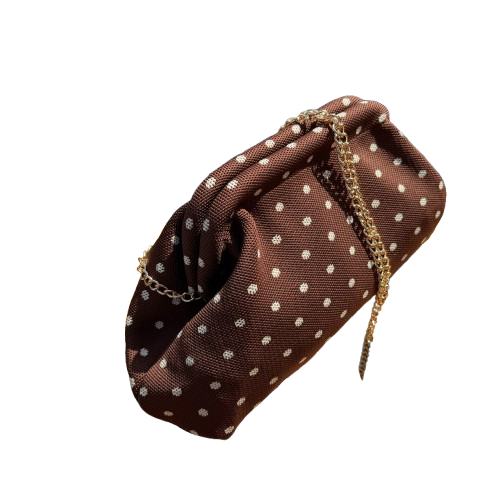 Bolso clutch marrón lunares con cadena dorada – estilo elegante