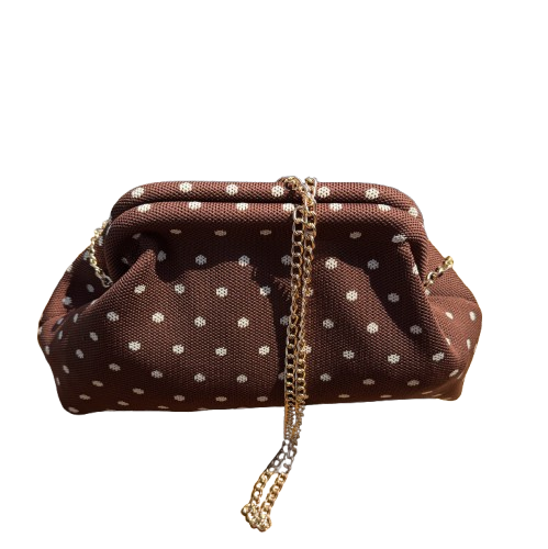 Bolso clutch marrón lunares con cadena dorada – estilo elegante