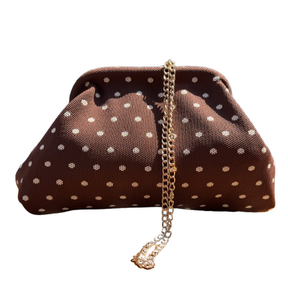 Bolso clutch marrón lunares con cadena dorada – estilo elegante