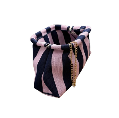 Bolso Clutch Rayas Rosa y Azul Marino con Cadena Dorada – Estilo Elegante y Casual
