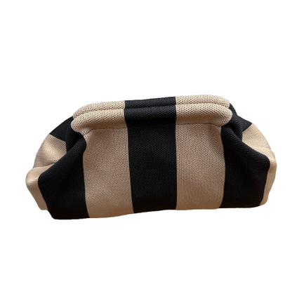 Bolso Clutch Rayas Taupe y Negro con Cadena Dorada – Elegante y Atemporal
