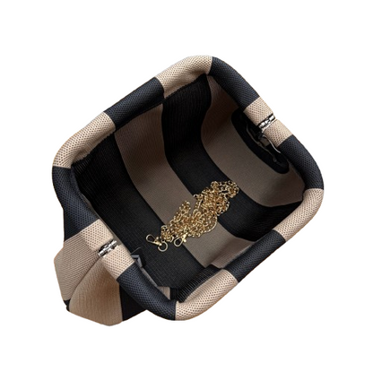 Bolso Clutch Rayas Taupe y Negro con Cadena Dorada – Elegante y Atemporal