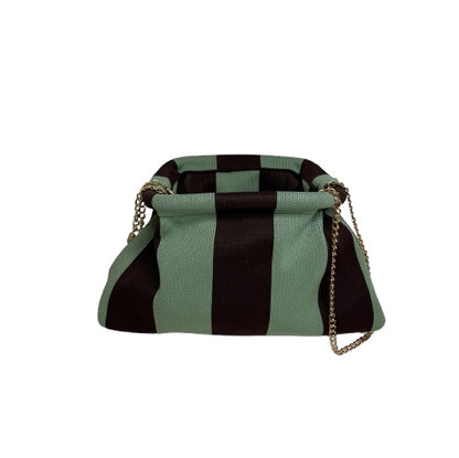 Bolso clutch rayas verde-marrón con cadena dorada – estilo elegante