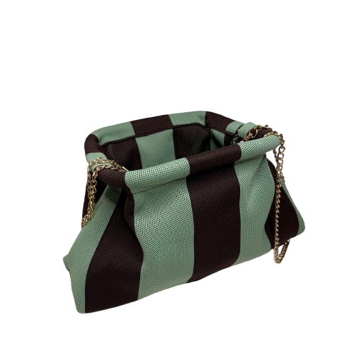 Bolso clutch rayas verde-marrón con cadena dorada – estilo elegante