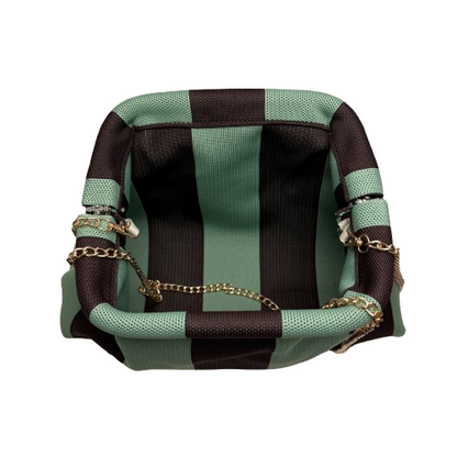 Bolso clutch rayas verde-marrón con cadena dorada – estilo elegante