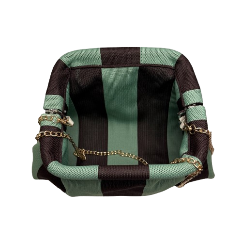 Bolso clutch rayas verde-marrón con cadena dorada – estilo elegante