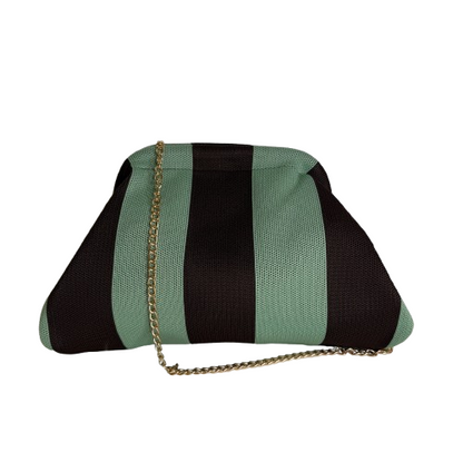 Bolso clutch rayas verde-marrón con cadena dorada – estilo elegante