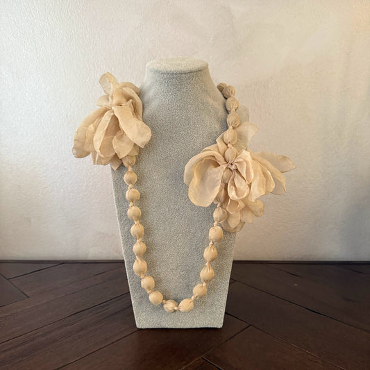 Collar en varios colores con flores de tela