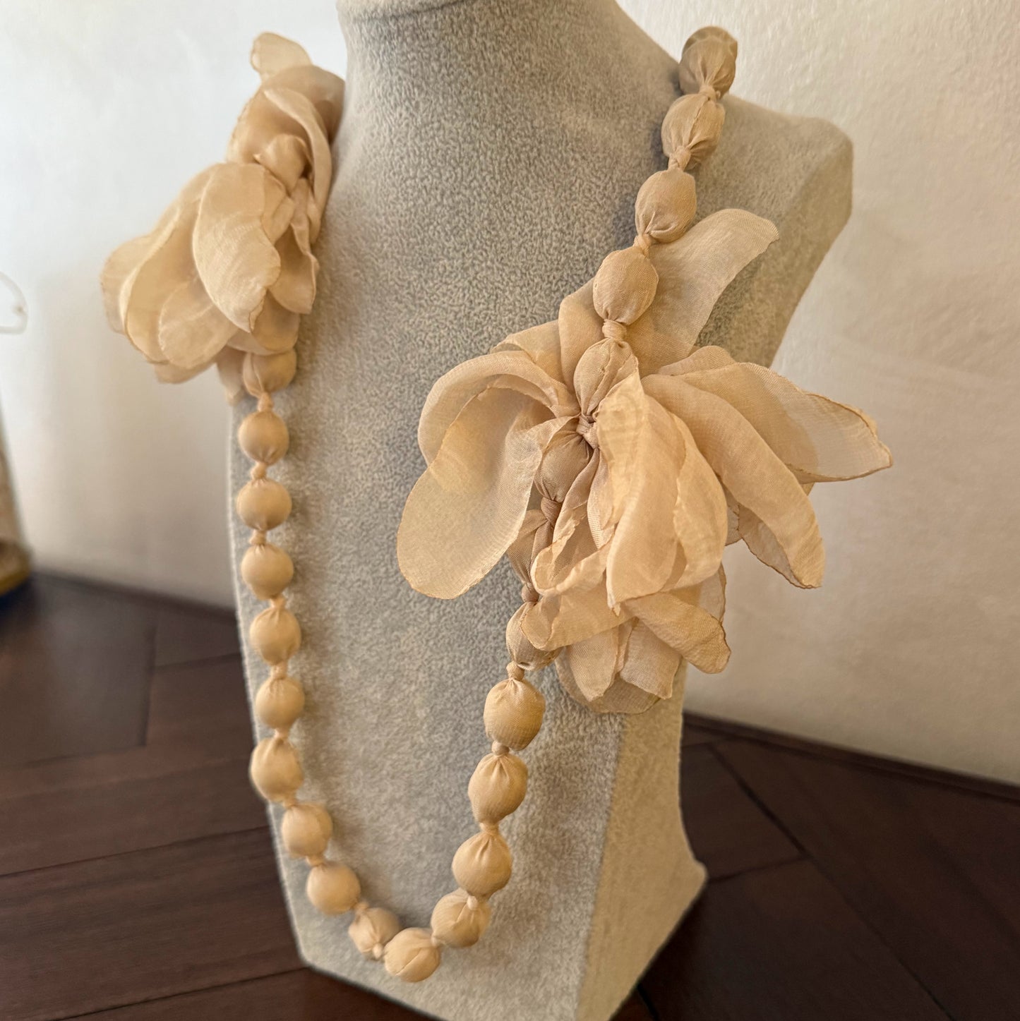 Collar en varios colores con flores de tela