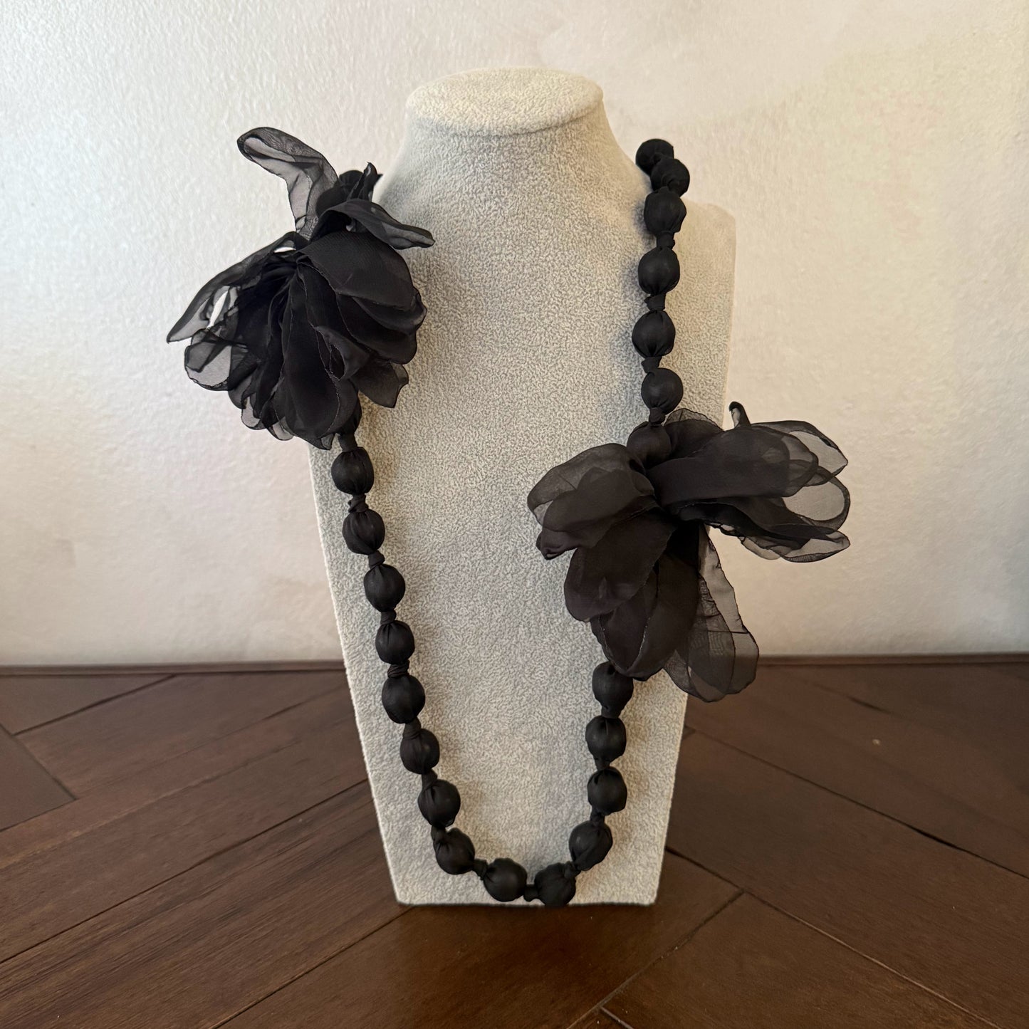 Collar en varios colores con flores de tela