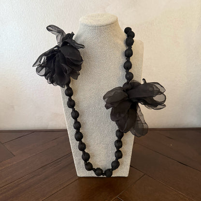 Collar en varios colores con flores de tela
