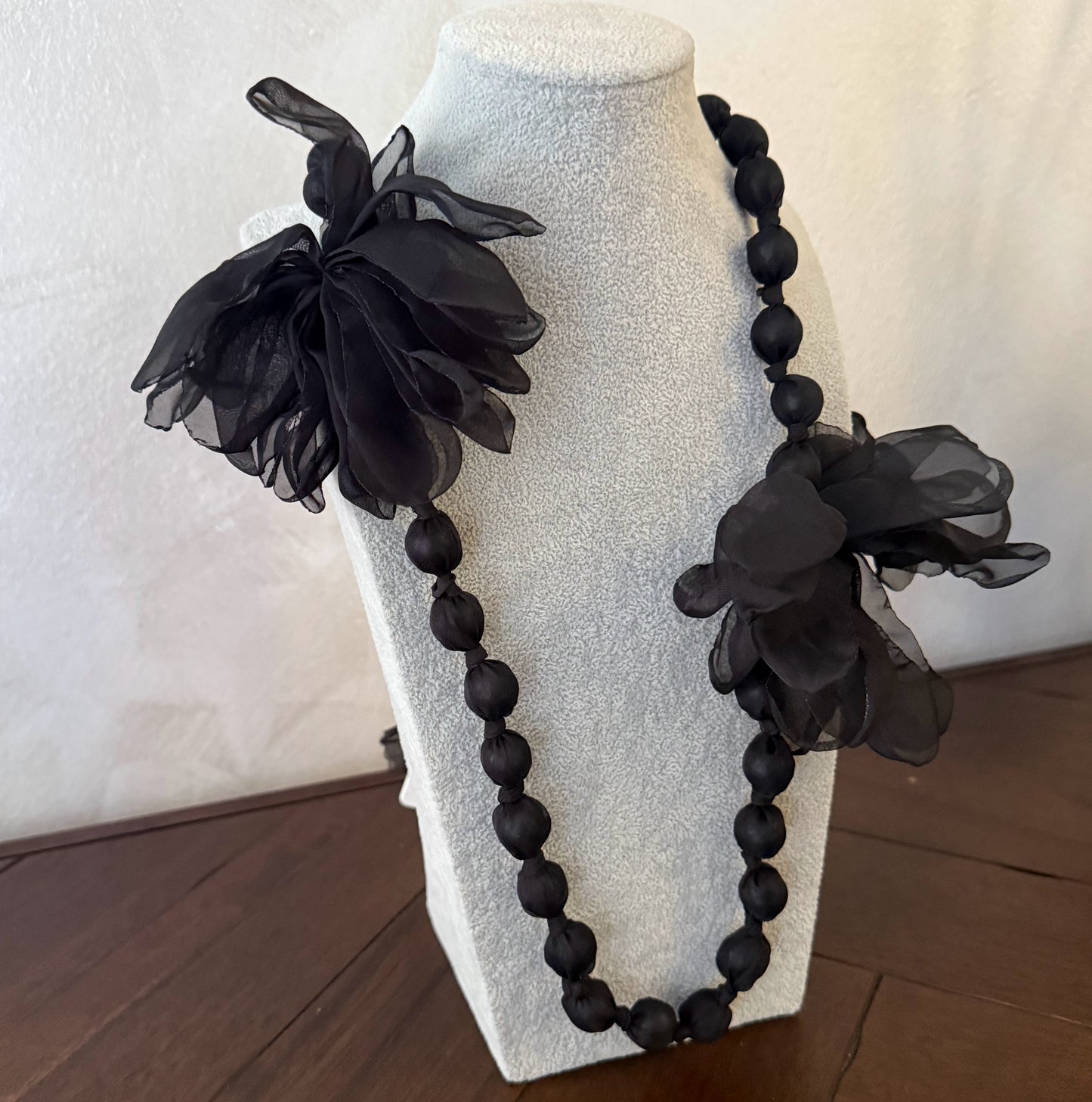 Collar en varios colores con flores de tela