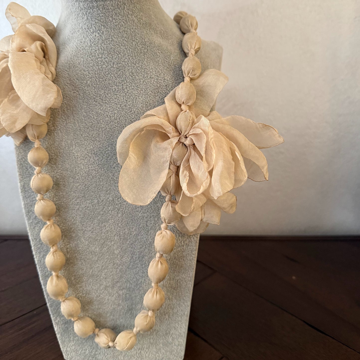 Collar en varios colores con flores de tela