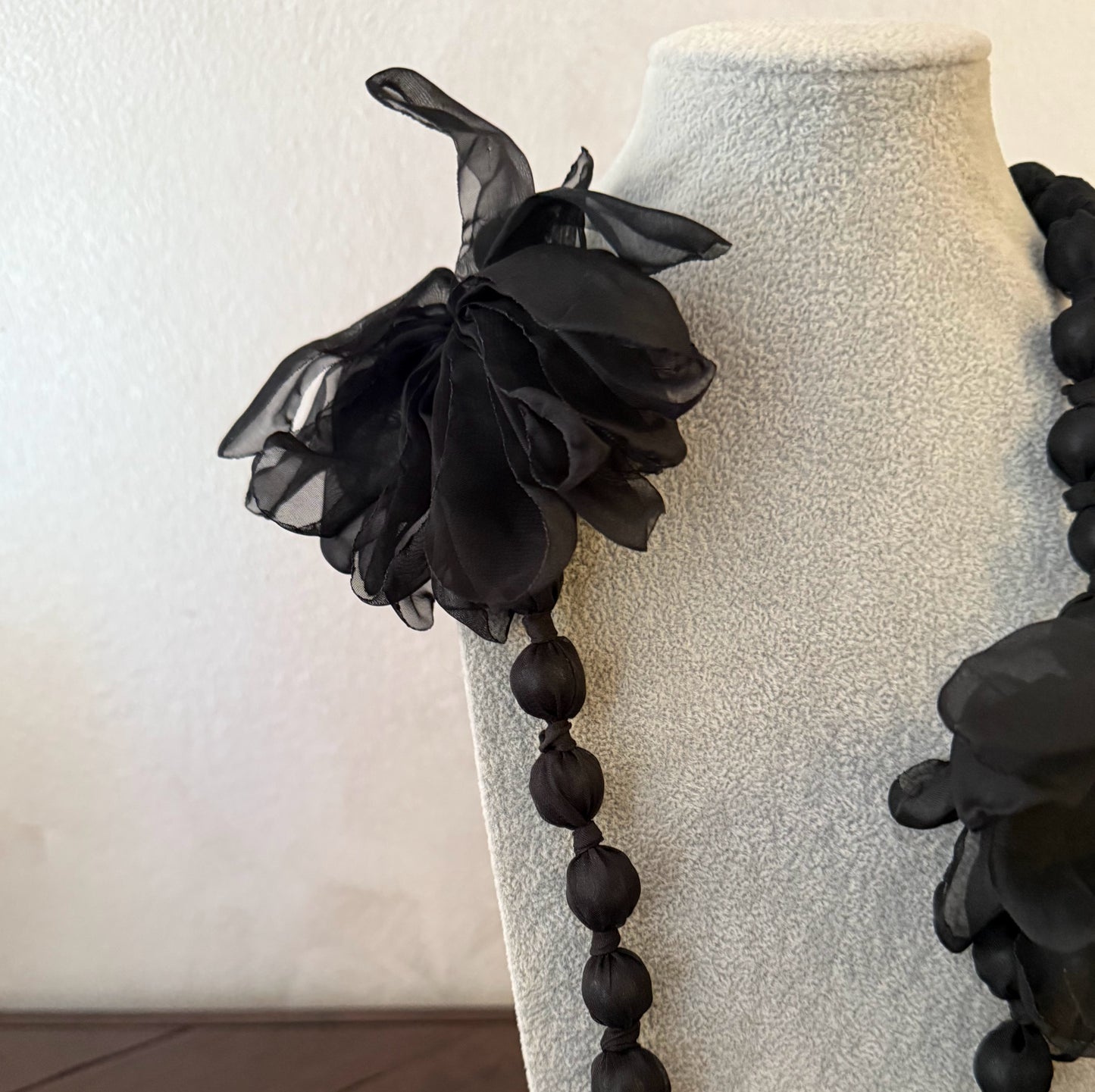 Collar en varios colores con flores de tela