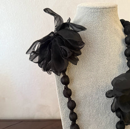 Collar en varios colores con flores de tela