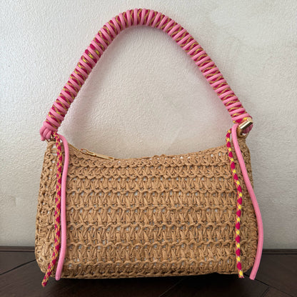 Bolso Rafia con diseño único y asa trenzada en rosa