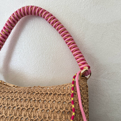 Bolso Rafia con diseño único y asa trenzada en rosa