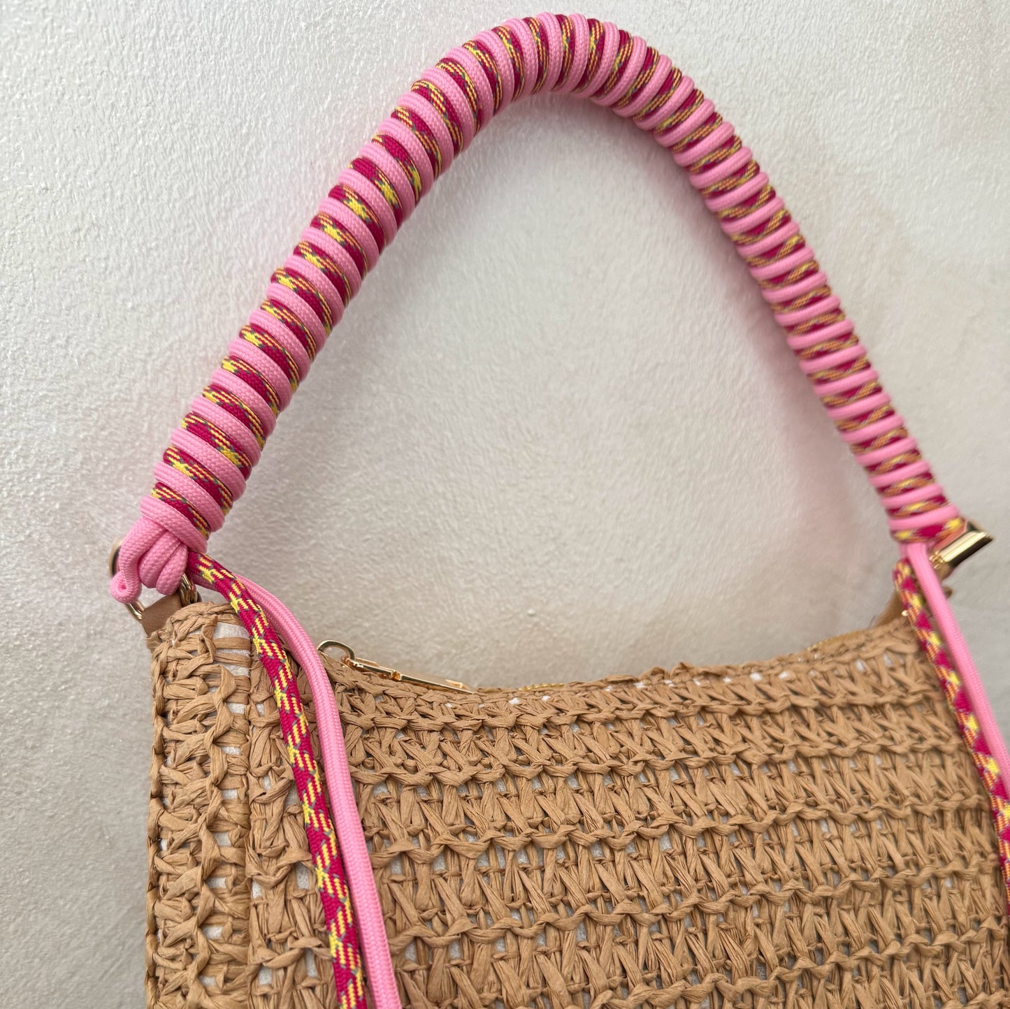 Bolso Rafia con diseño único y asa trenzada en rosa