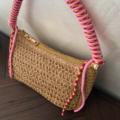 Bolso Rafia con diseño único y asa trenzada en rosa
