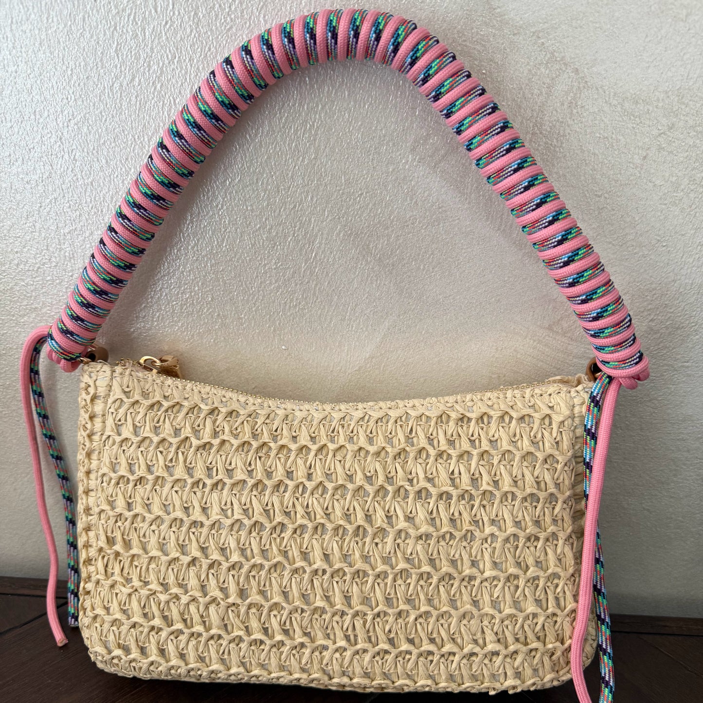 Bolso Rafia con diseño único y asa trenzada en rosa