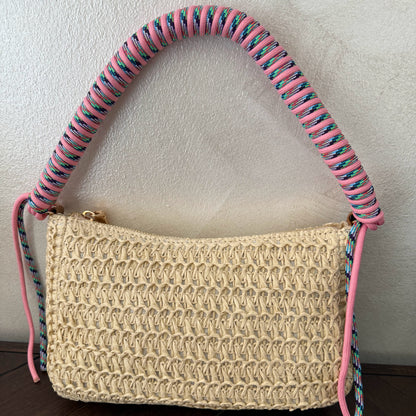 Bolso Rafia con diseño único y asa trenzada en rosa