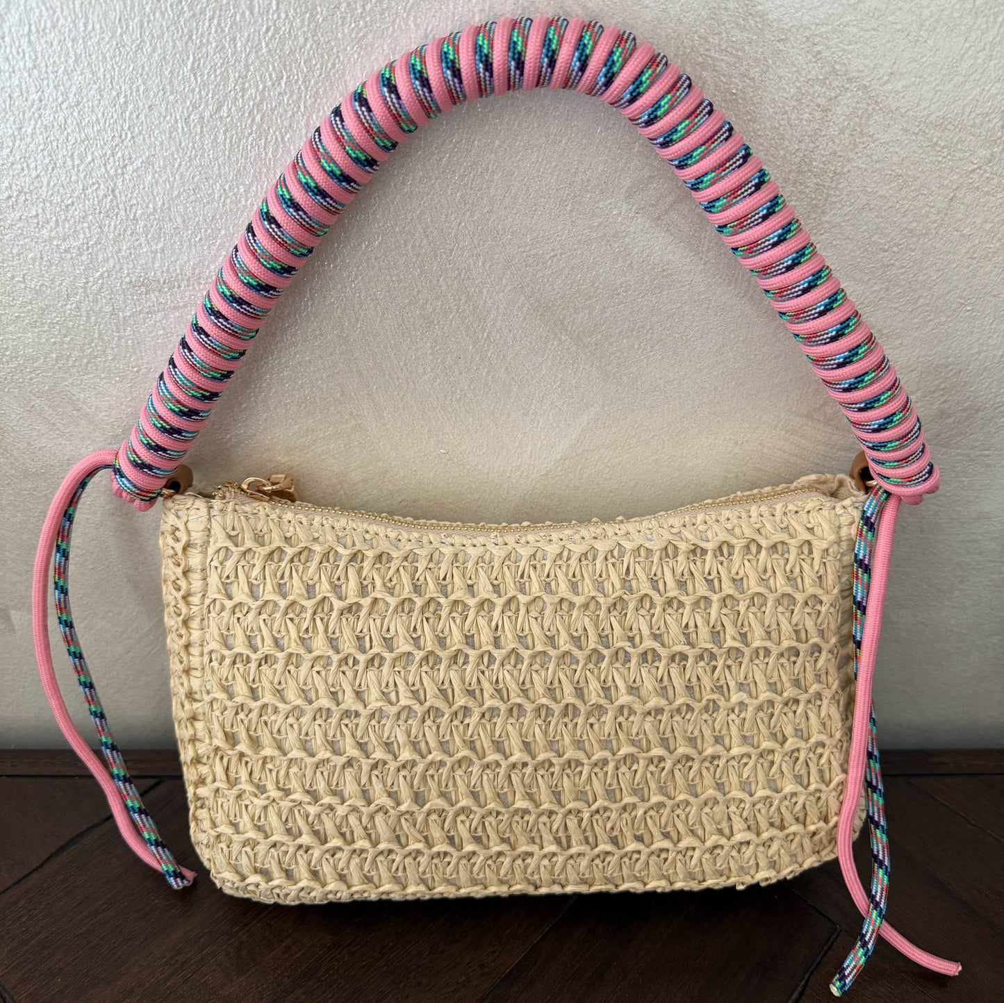 Bolso Rafia con diseño único y asa trenzada en rosa